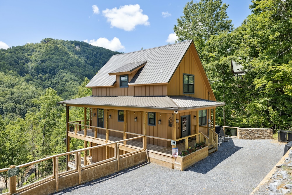 Bear Cheeks 4 Bedroom Cabin