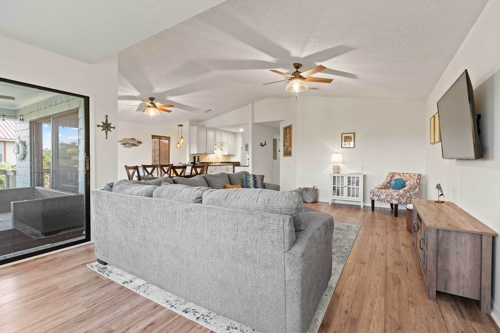 Home w/ Private Hot Tub < 1 Mi to Butler Beach!