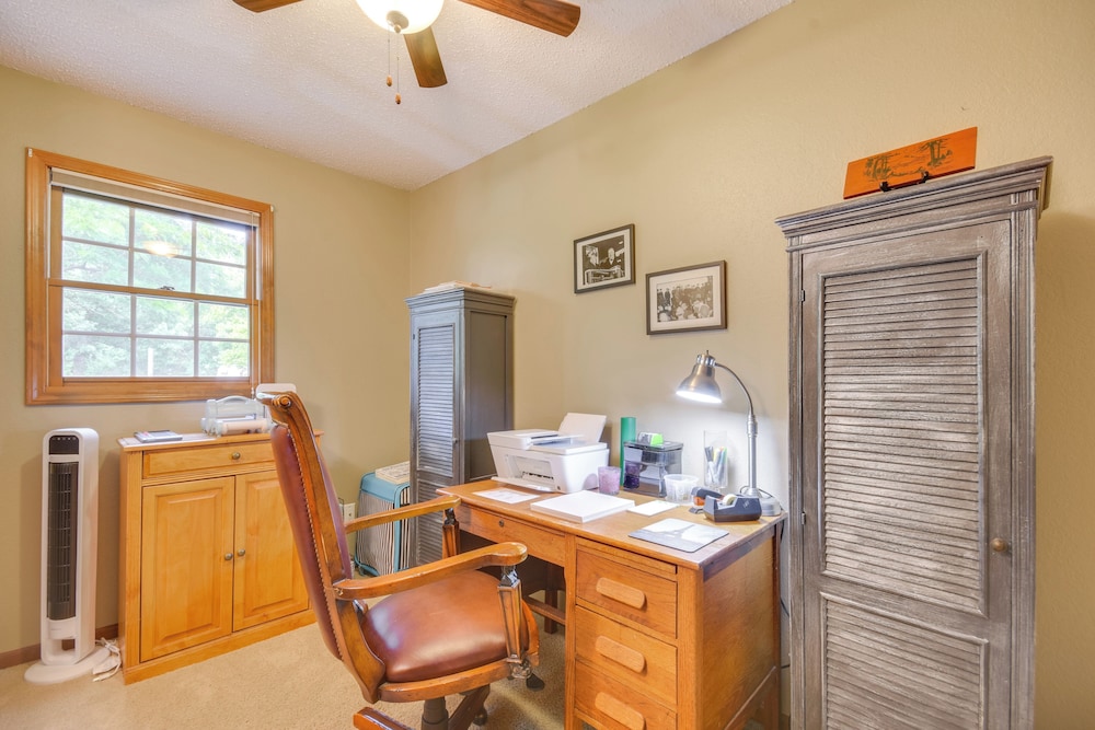 3 Mi to Dtwn Jefferson City: Family Home w/ Deck