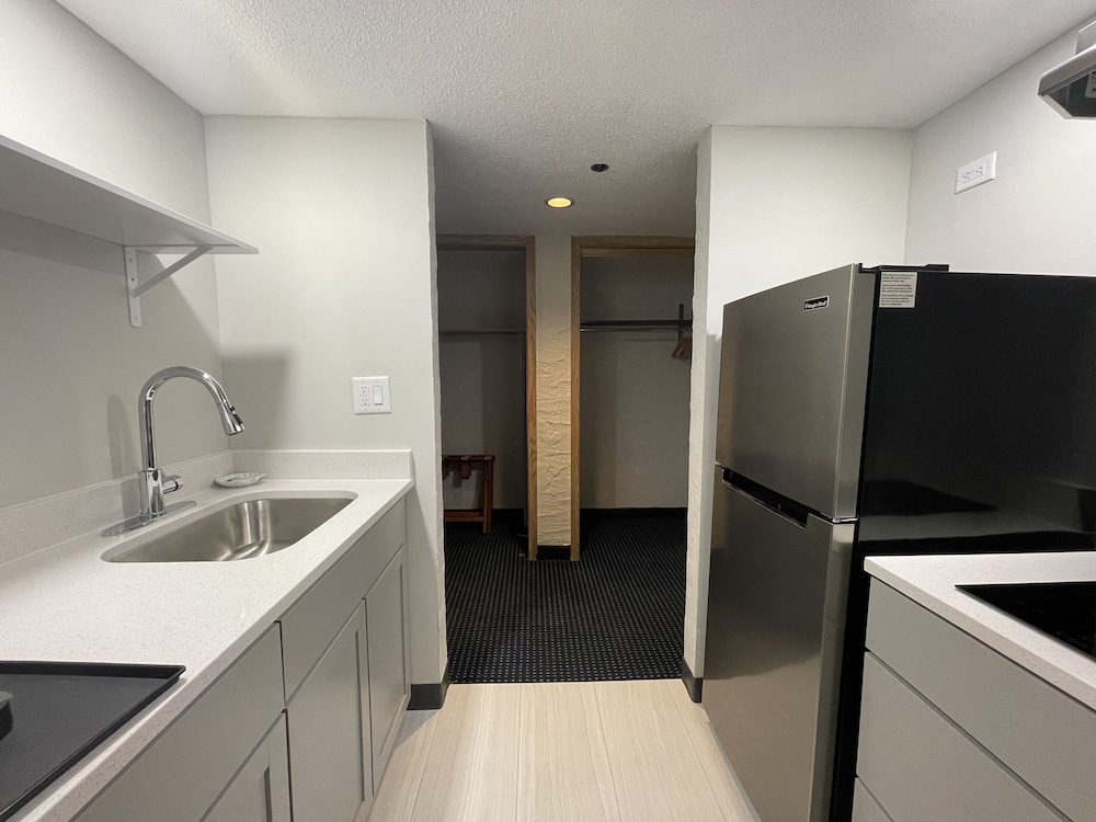 Bloomington Vacations - The Chateau Hotel and Conference Center - Property Image 41