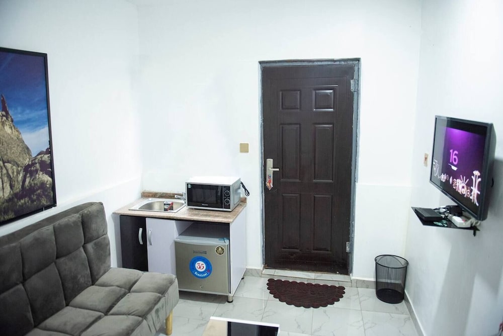 Lovely One-bed Apartment Located in Abuja view 3