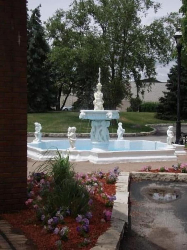 Bloomington Vacations - The Chateau Hotel and Conference Center - Property Image 2