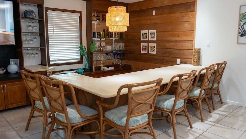 Fun Retro Island Vibe Sleeps 17 Beach 1 Block 4 Bedroom Home