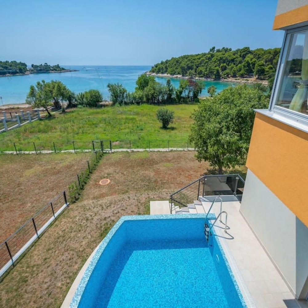 Villa Cedar - Fully Equipped Villa With 4 big Rooms for 8 Guests and a Seaview