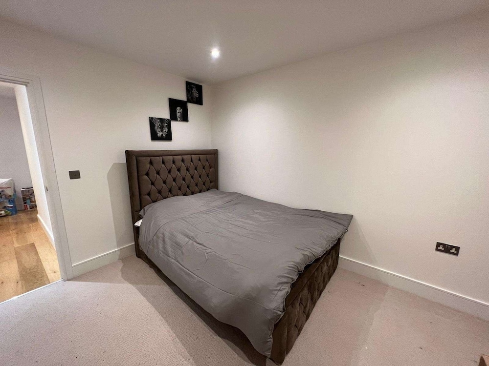 Impeccable 2-bed Apartment in Erith view 5