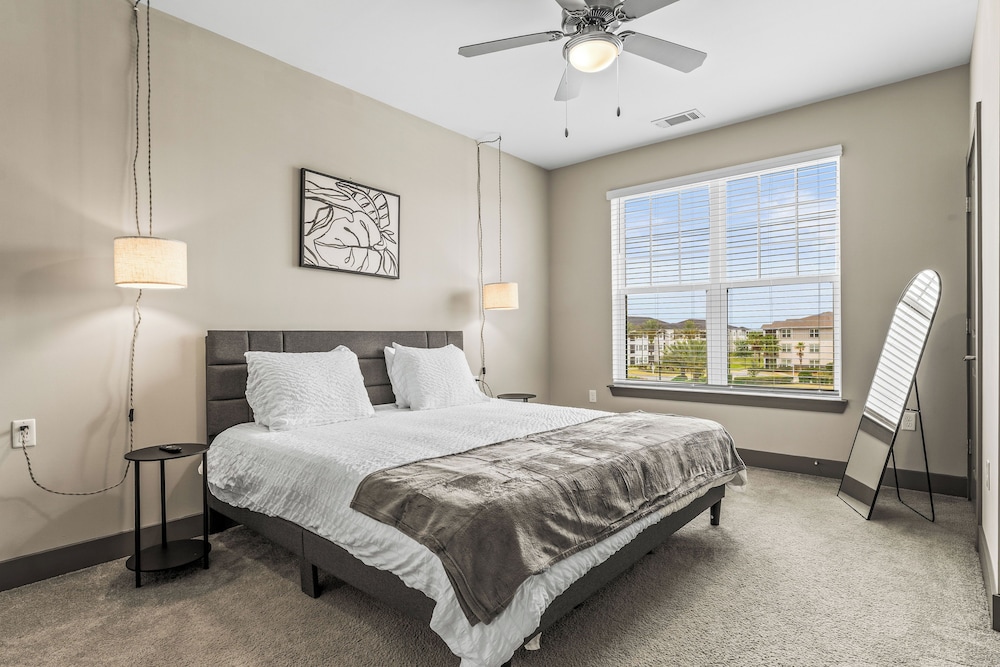Monarch Apartments 15m to Parks, Pet Friendly, Free Parking by Heavenly Homes