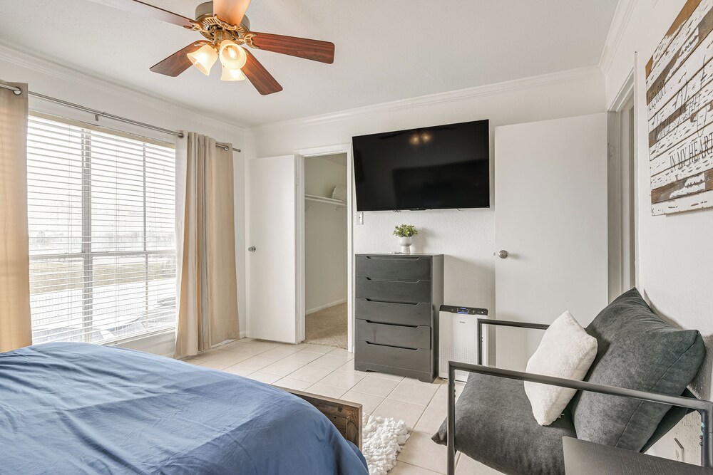 < 1 Mi to Beach: Galveston Condo w/ Fenced Patio