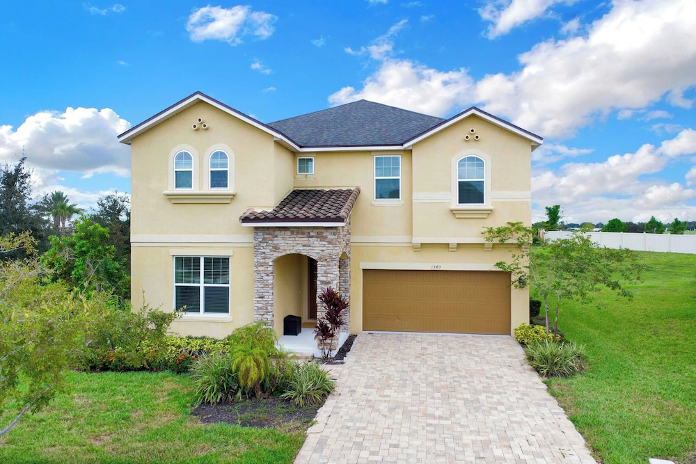 Sleeps 20! 9bdr, Star Wars-themed Game Room, Pool, Hot Tub Nassau by Avantstay