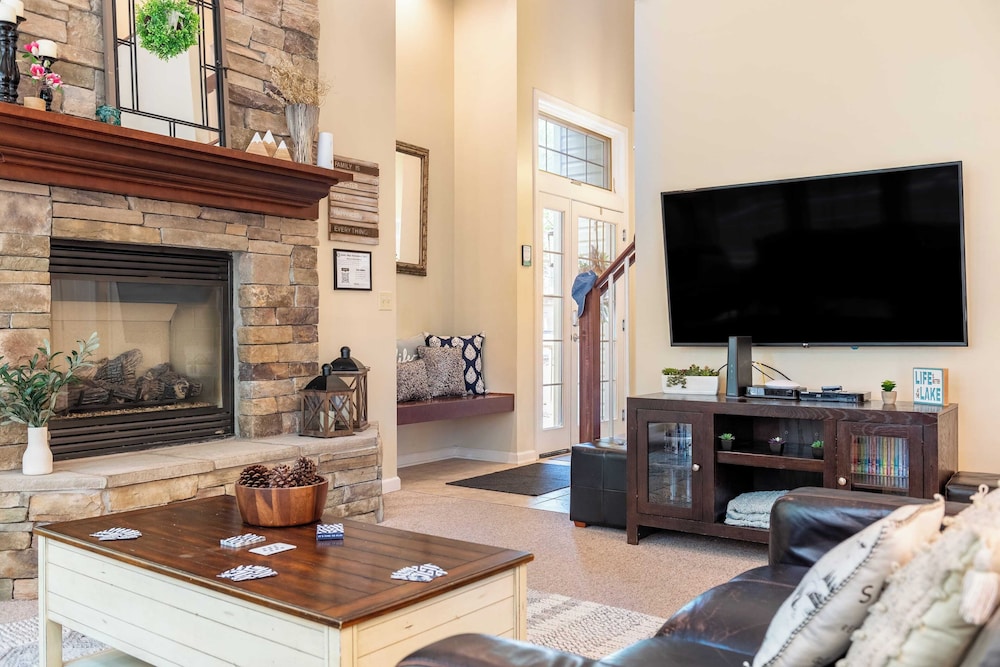 Highland Hideaway by Avantstay Group Poconos Retreat w/ Patio + Game Room
