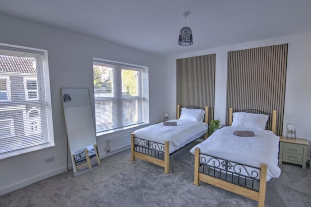 2 Bed House, Family Friendly With Garden view 3