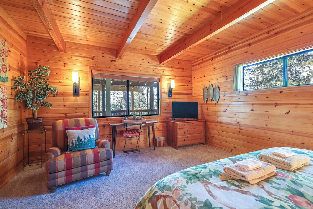 Deck & Views: Pet-friendly Starry Pines Cabin view 4