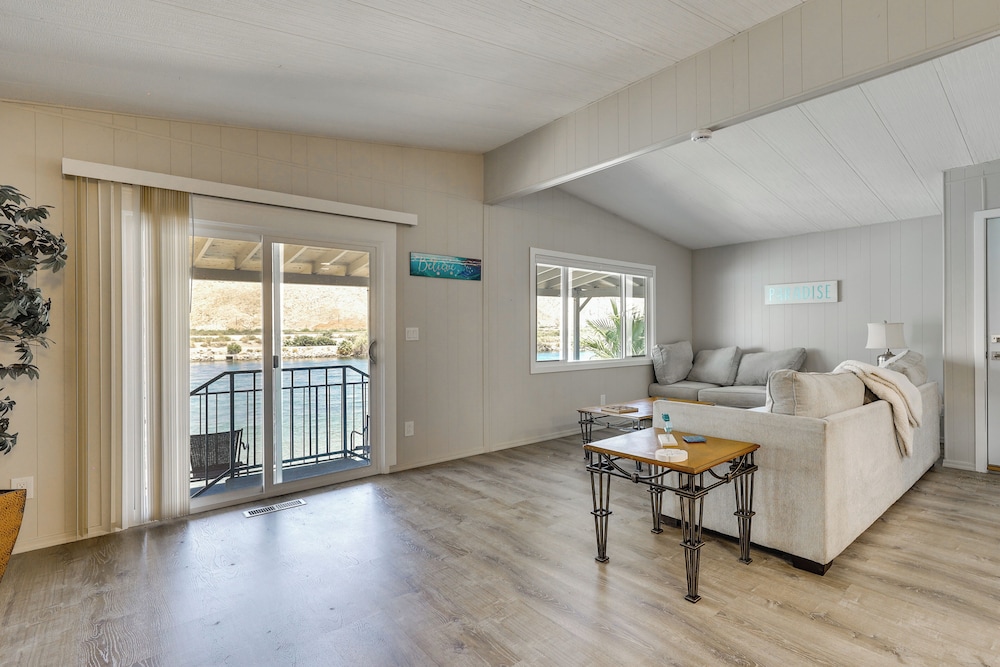 Colorado River Views: Waterfront Bullhead Home