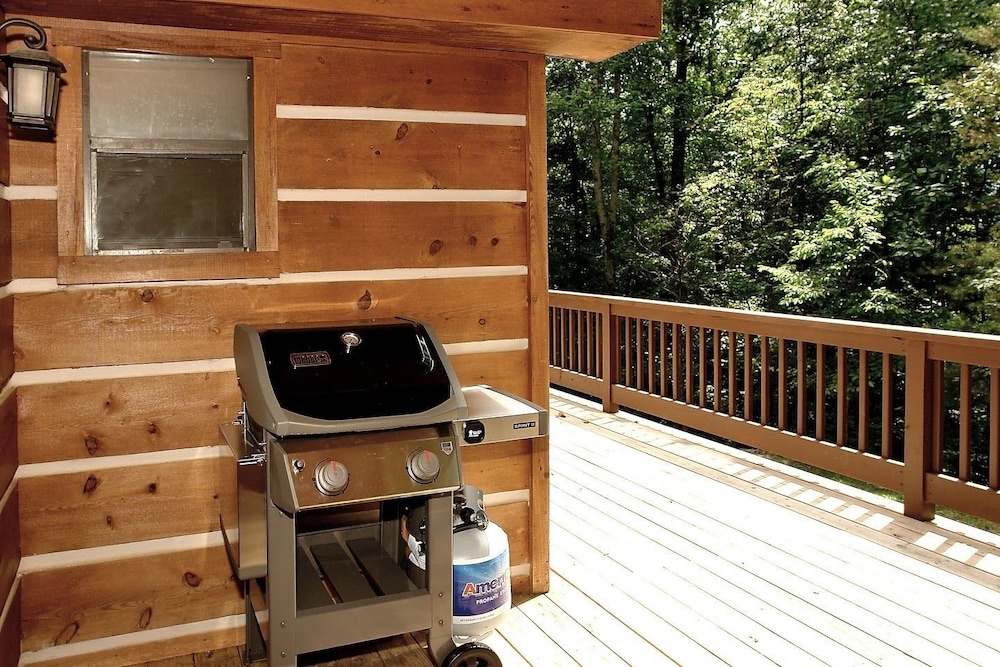 Mountain Laurel - 1 Bedrooms, 1 Baths, Sleeps 4 Cabin by RedAwning
