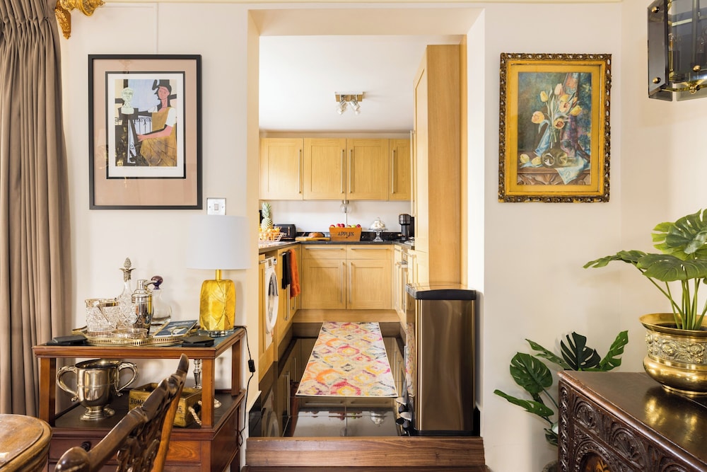 Mayfair 3-bed 6-guest W/patio & ac Berkeley Square