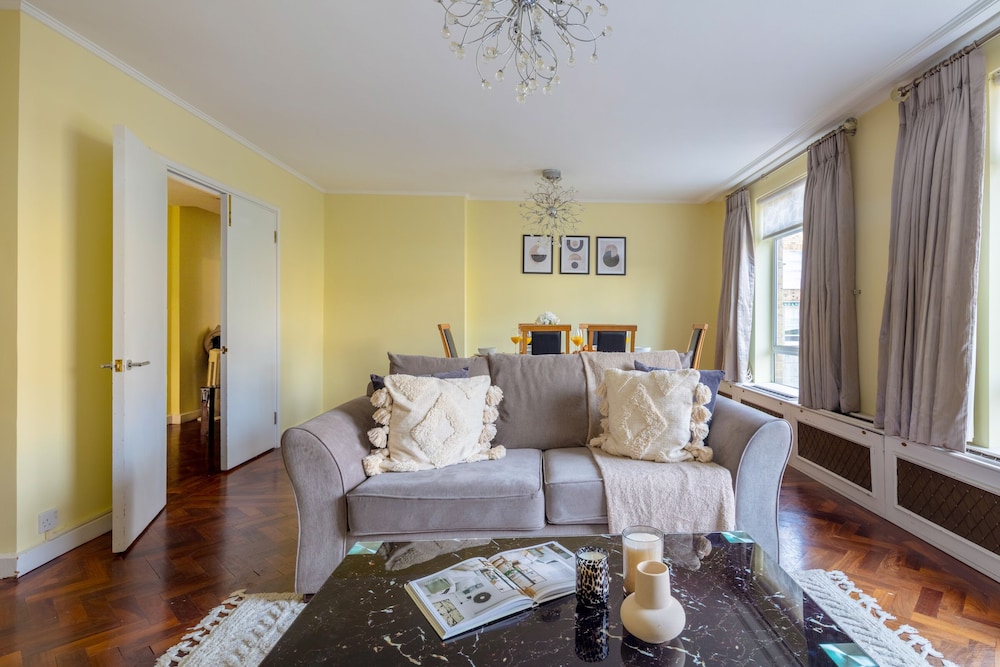 Elegant & Airy 2BR near Regents Park