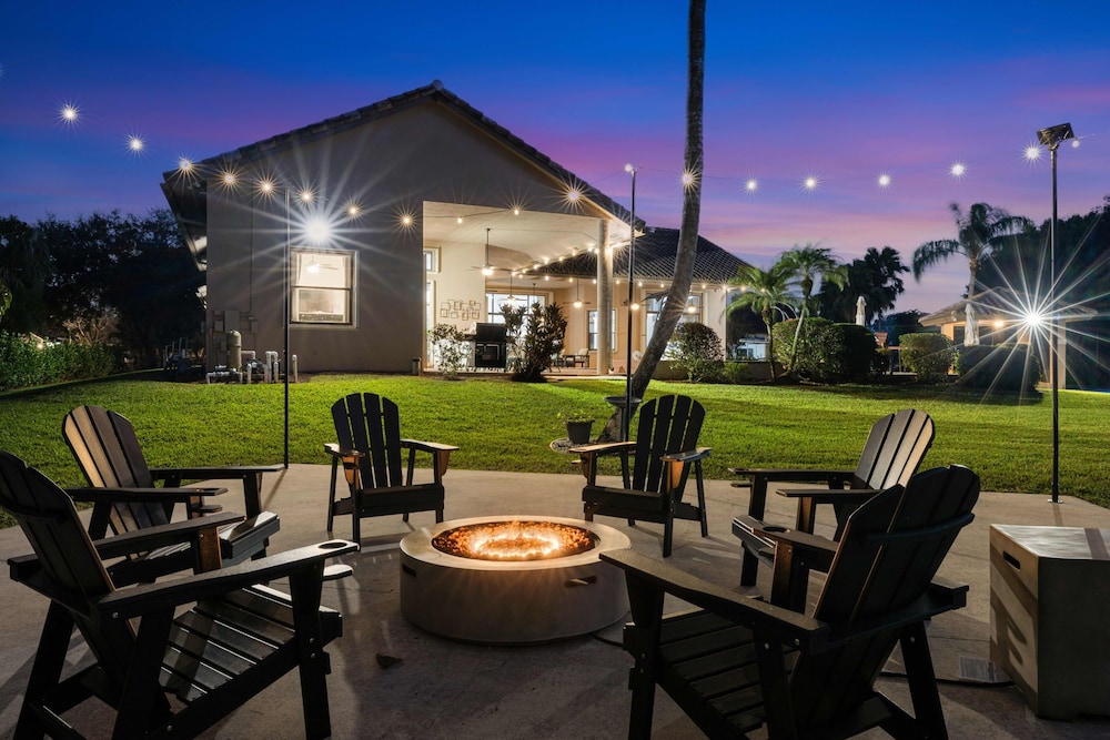 Grand 6BR Plantation Estate w/ Tennis & Pool