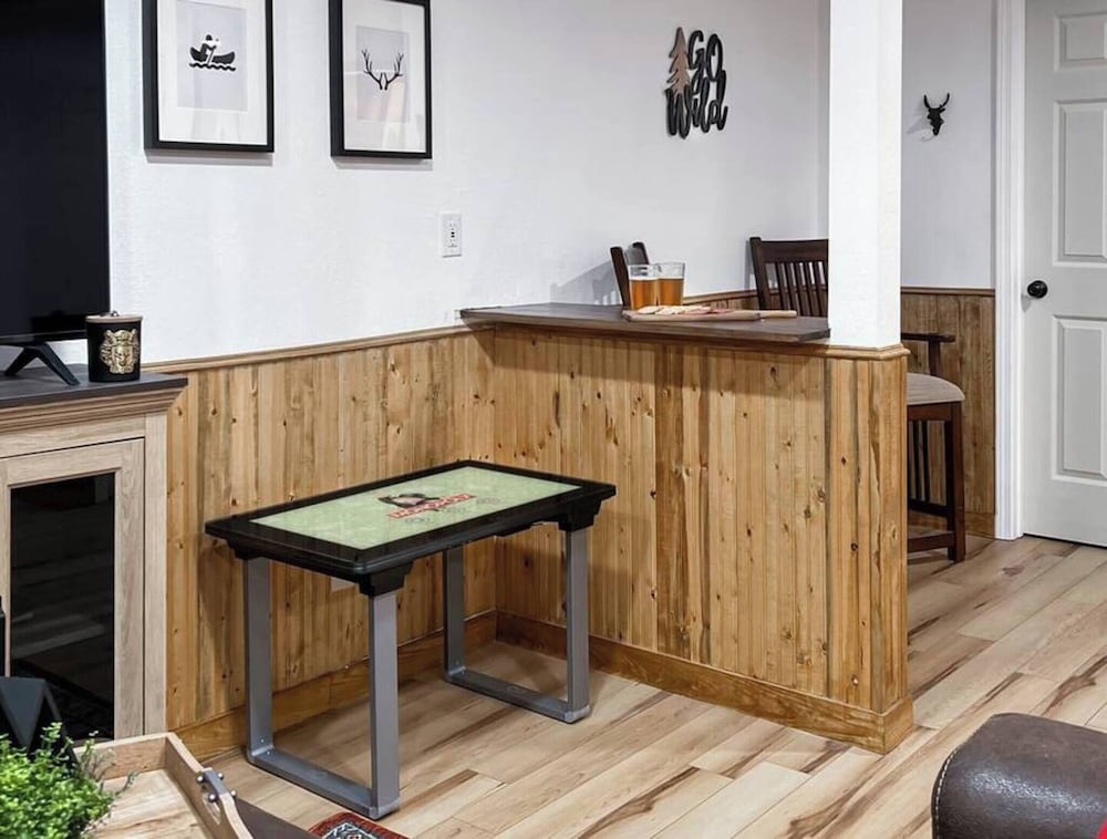 3 Kings 4 Bunks-sleeps 10-smart TV X6-parking out Front-full Kitchen-hot Tub