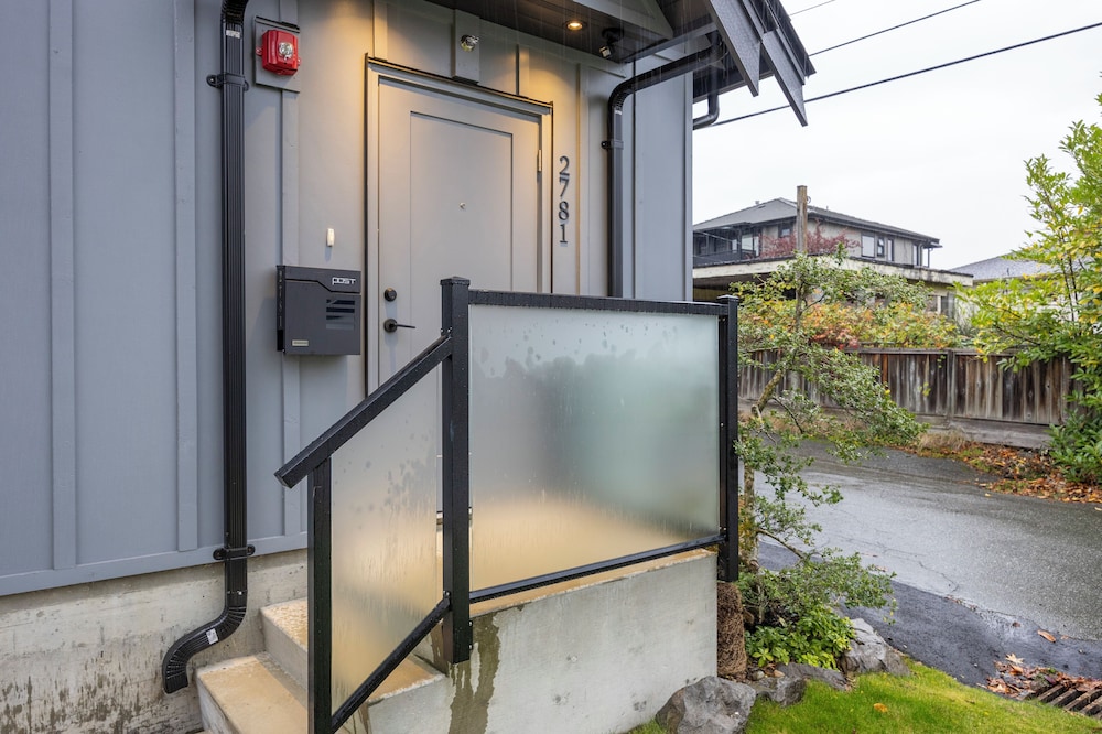 Sunny 1BR Detached Suite