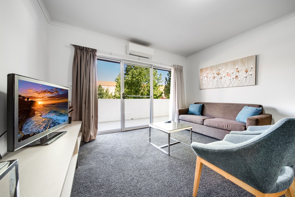 Spacious 2-bed Conveniently by Lake Tuggeranong