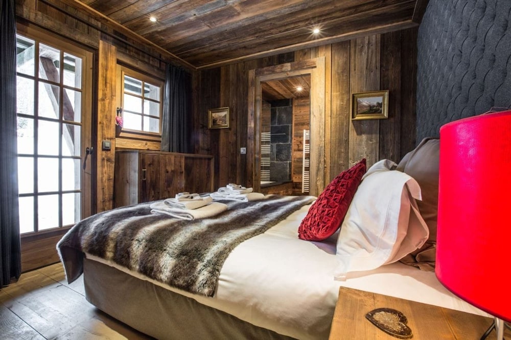Luxury 3 Bedroom Chalet Jacuzzi Sauna