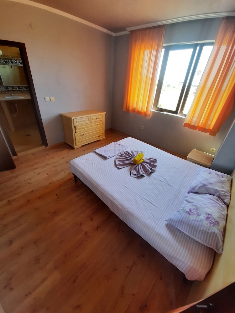 Beautiful 2-bed Villa in Cholakova Cheshma view 3
