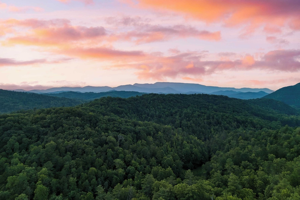 Luxe Cabin w/ Hot Tub, Views & Game Room Sleeps 10 Do Good Holler by Avantstay
