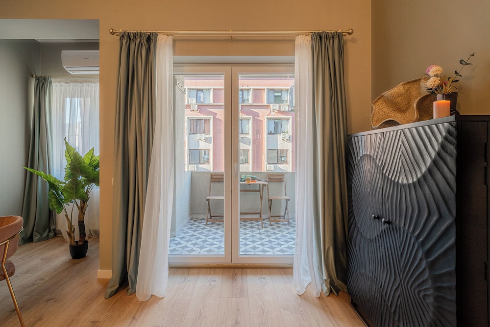 Designer 2-Bedroom Flat with Balcony & Full Amenities Steps from Piata Universitatii