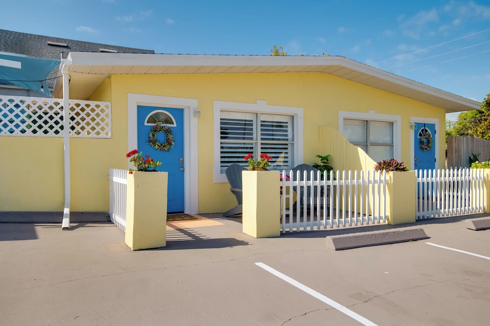 Walk to Beach: Dog-friendly Gem in Cocoa Beach!