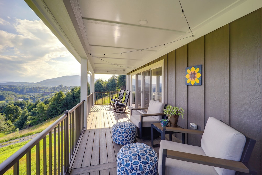 Newly Built Home w/ Panoramic Views in Jefferson!