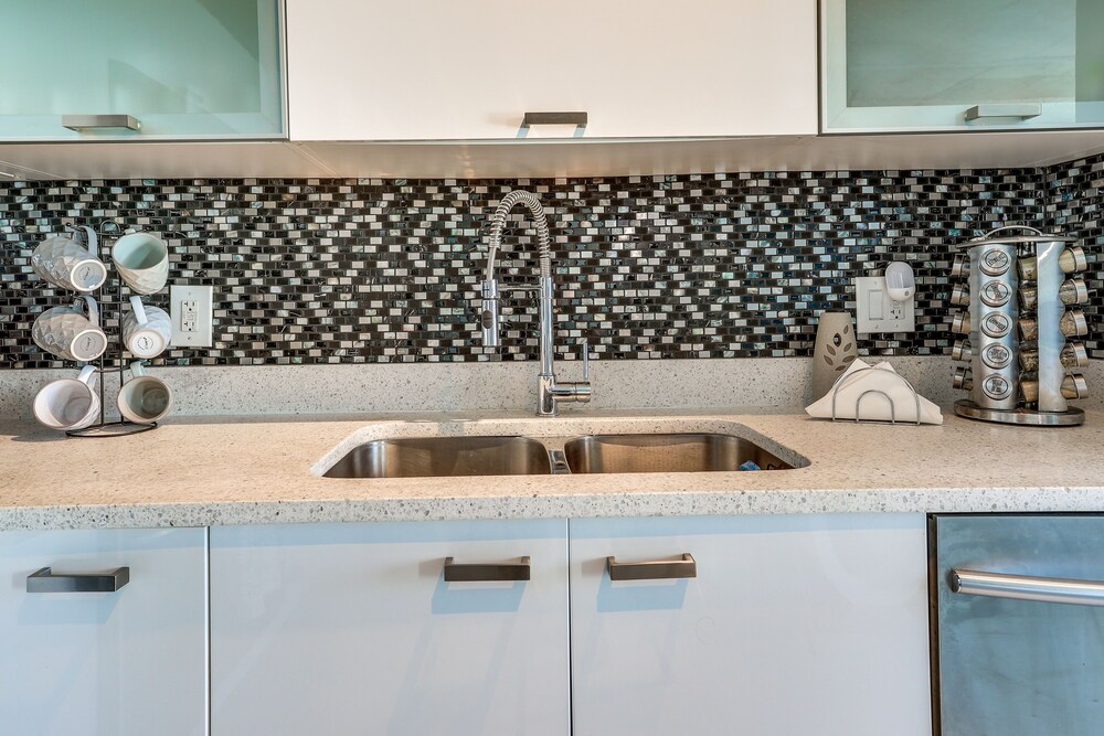 Luxe Downtown Miami Apt: Balcony, Pools, City View