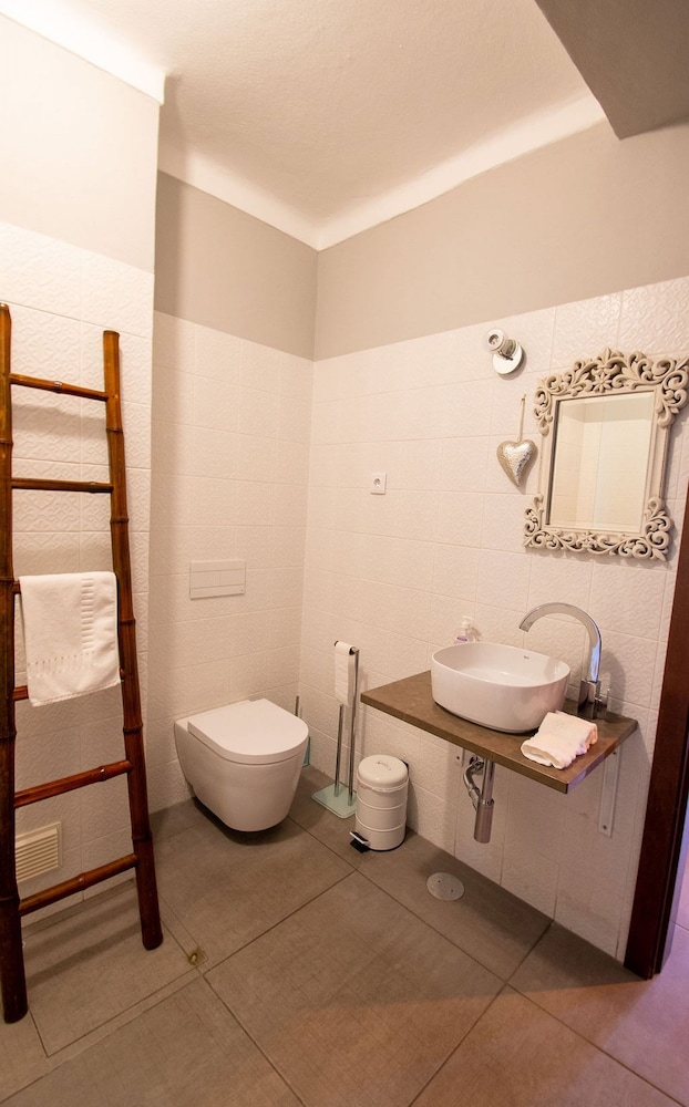 12a Travessa da Nau Modernised yet Traditional h