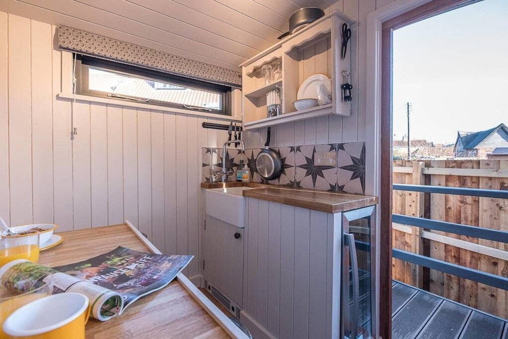 Bo Peep Shepherds Hut Thorpeness Air Manage Suffolk view 4