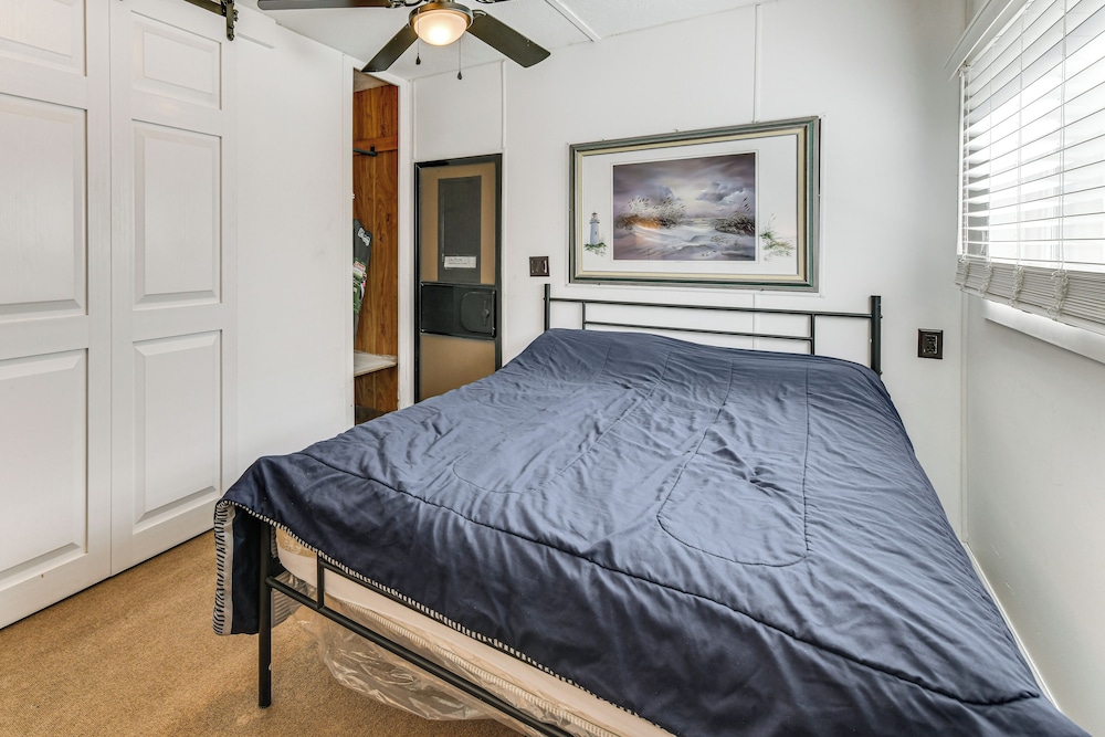 Resort Amenities, 7 Mi to Dtwn: Sarasota Home!