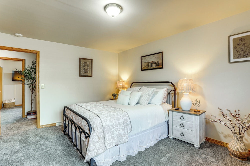 Convenient Townhome 1 Mi to Dtwn Clearfield