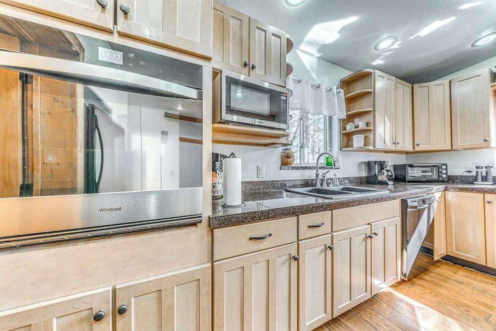 Walk to Midtown Ruidoso: Modern-rustic Cabin