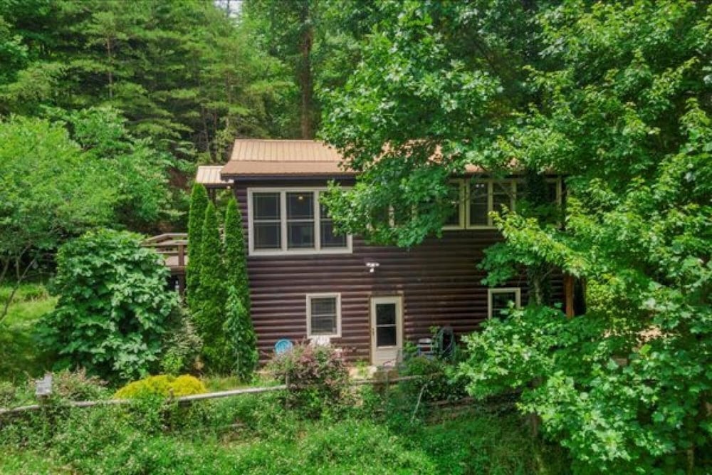 Underlook Cabin-secluded Cabin With Wifi Large Deck Gas Grill Wood Fireplace view 3