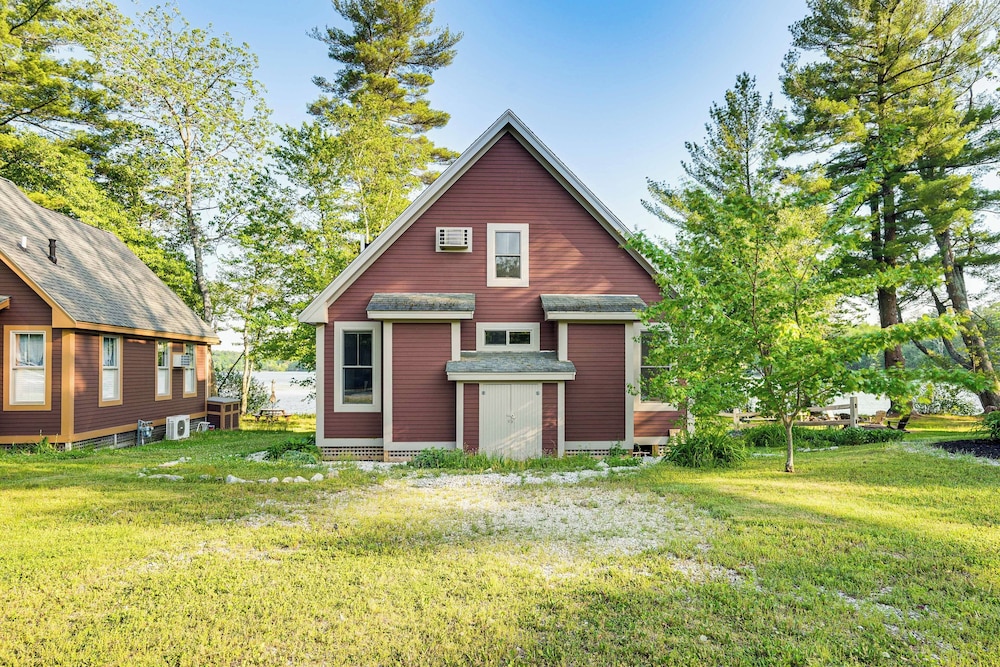Waterfront Cottage in Summer Village w/ Grill