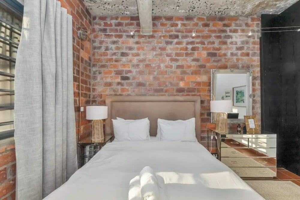 Modern Industrial 1BD Apartment - Cape Town view 5