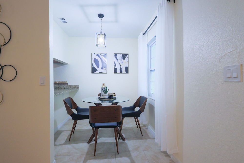 Saint Joseph Suites Down Town Tampa - Image 3