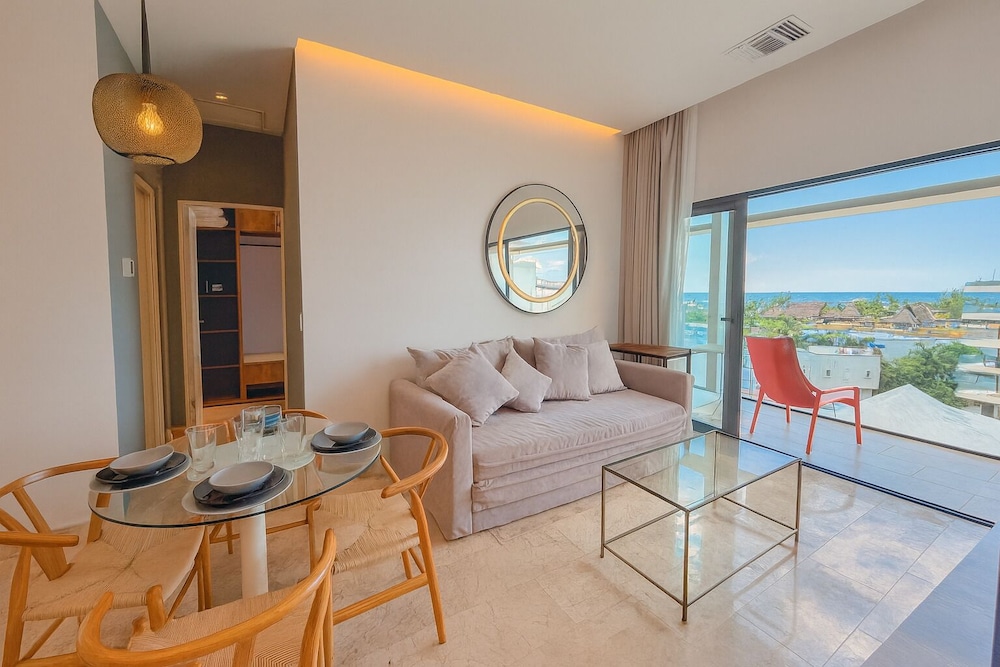 LUX 1 BDR OCEAN VIEW 1 BLOCK TO BEACH
