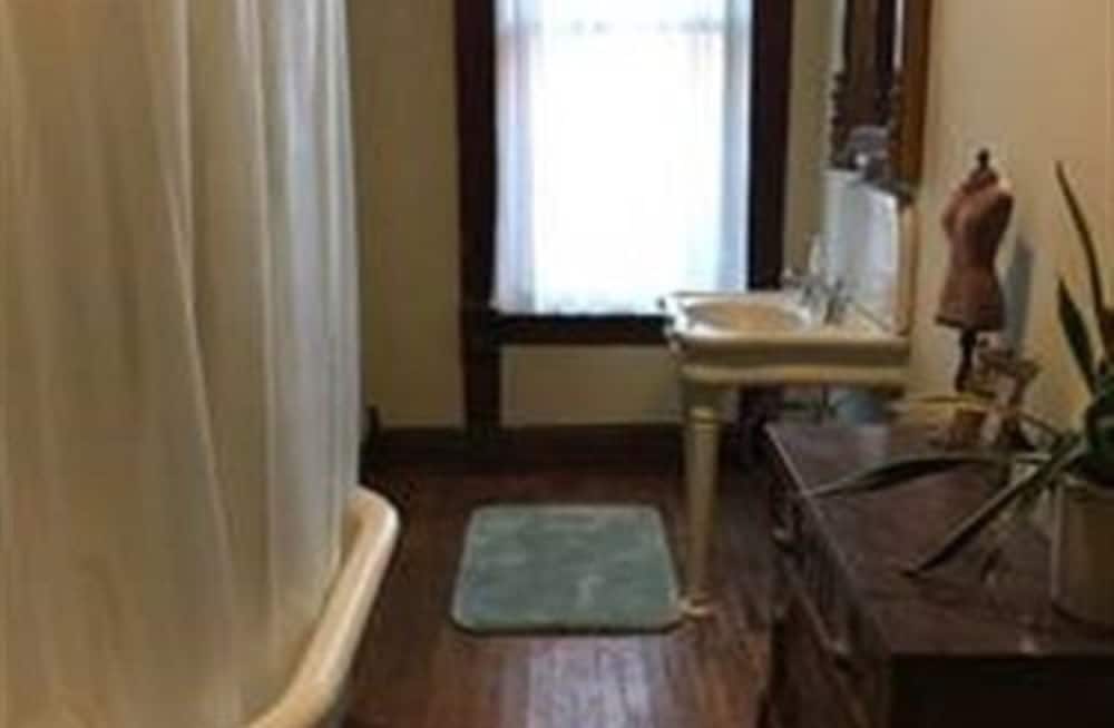 Vineyard Mansion & Carriage House Bed & Breakfast