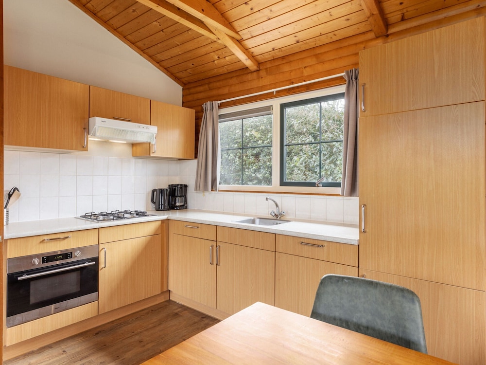 Wooden Bungalow With Dishwasher, 3 km. van Putten view 5