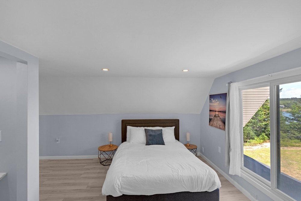 Waterfront Retreat With Stunning Views 3 Bedroom Home
