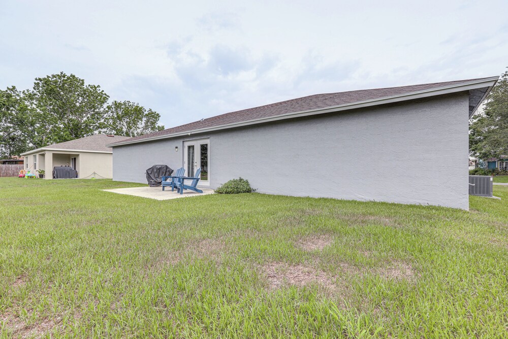 4 Mi to Clover Park: Home w/ Yard in Port St Lucie