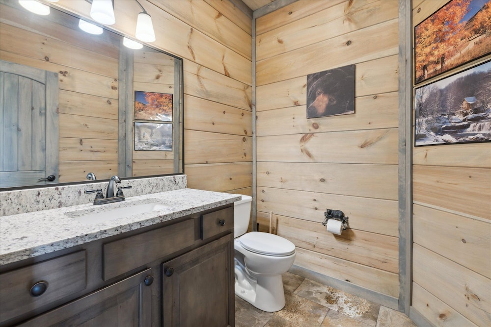 Gorgeous Cabin w Hot Tub Firepit Gameroom