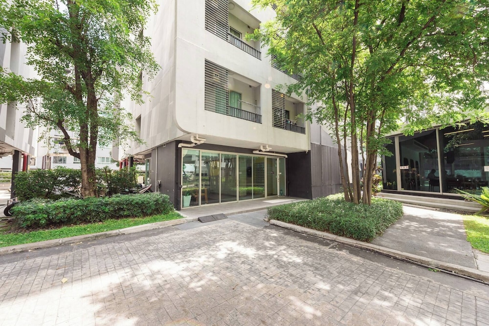 Modern Bangkok Apartment With Pool & Fitness