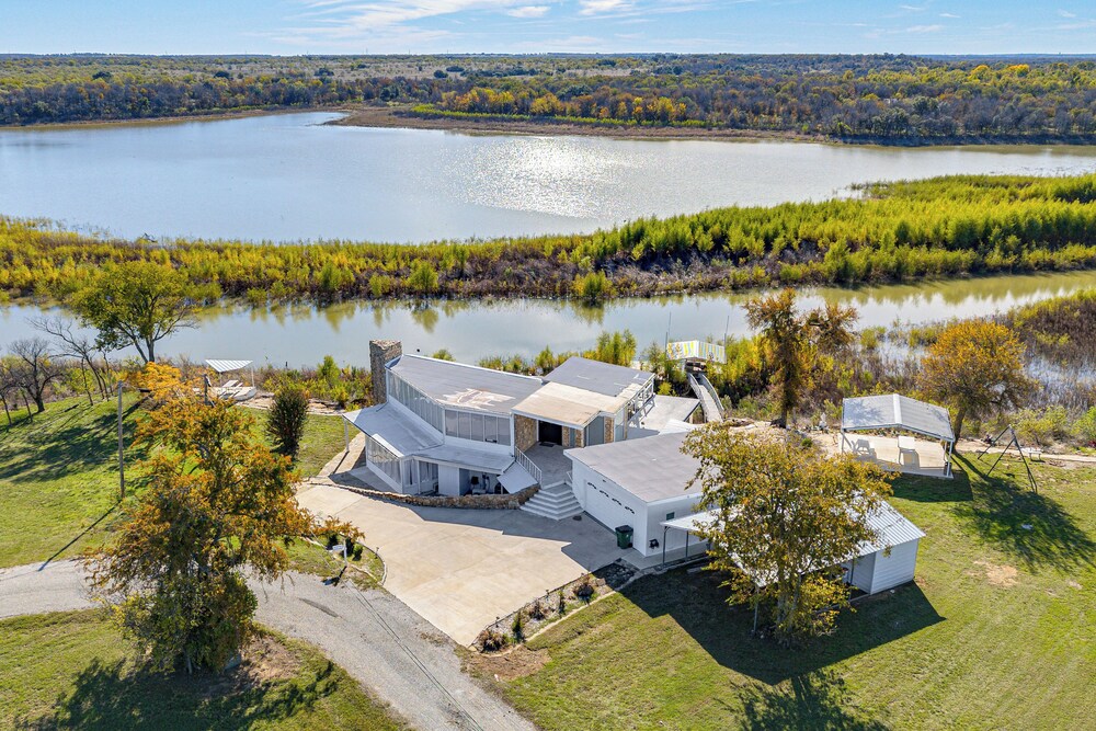 Lakefront Runaway Bay Retreat w/ Private Dock