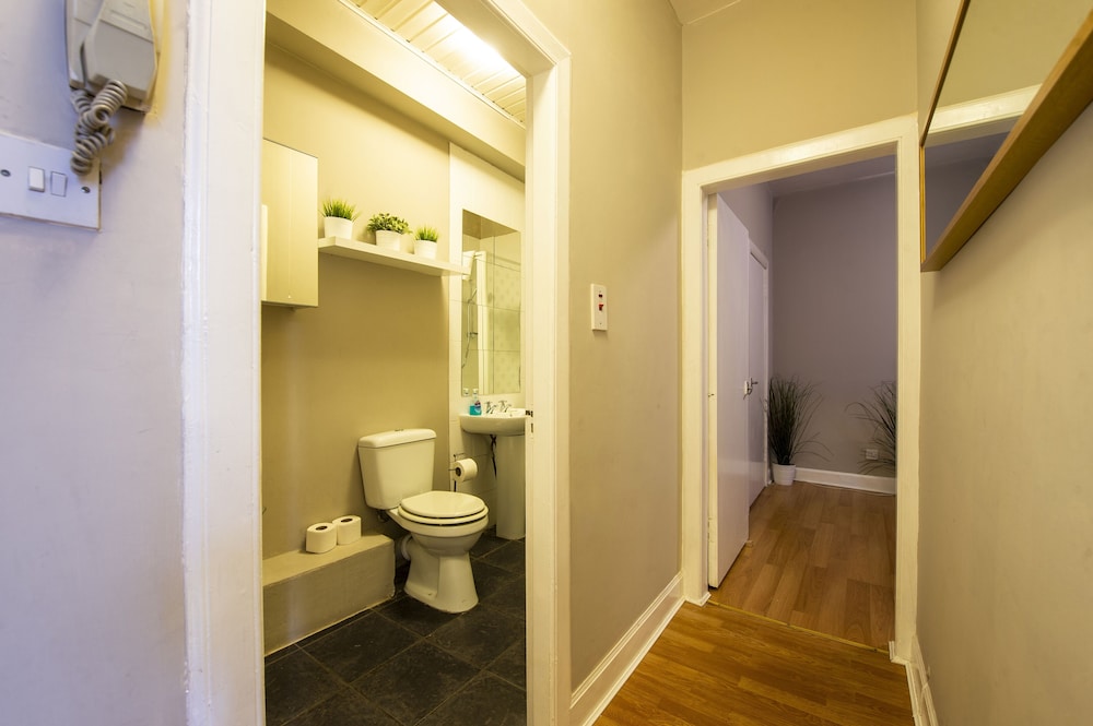JOIVY Great Location! - Charming Apt by Edinburgh Castle view 5