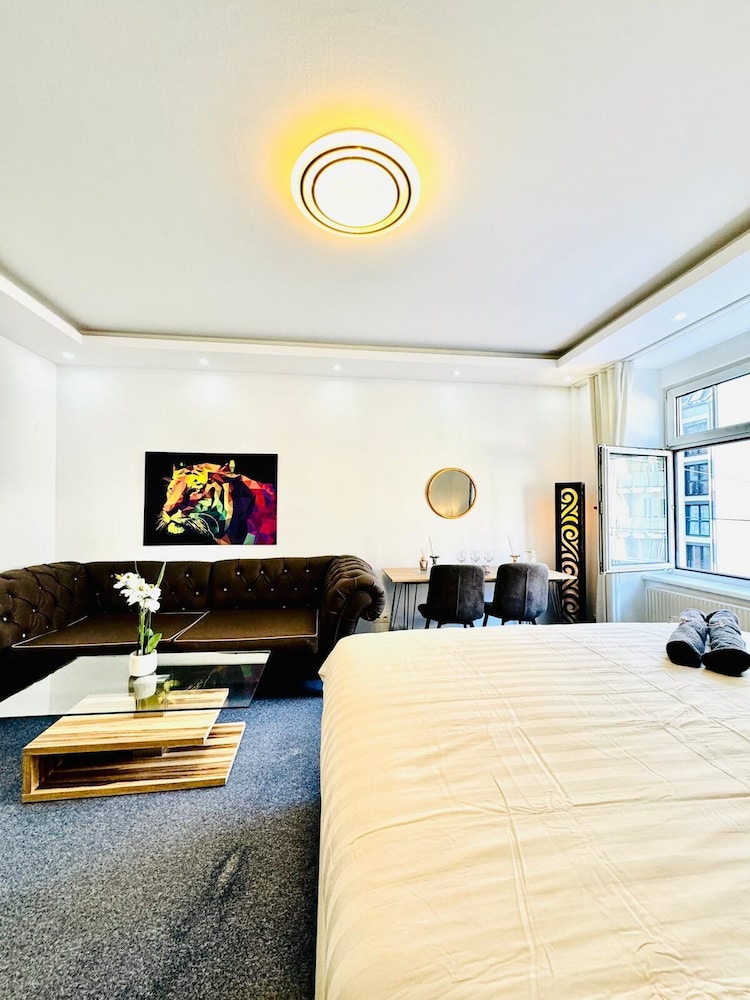 Spacious 7BR Apartment Prime Location