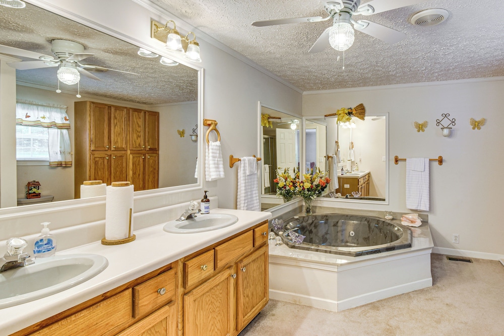 2 Mi to Dtwn: Retreat on 3 Acres in Pelzer!